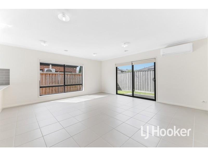 34 Hartland Drive, Cranbourne North VIC 3977