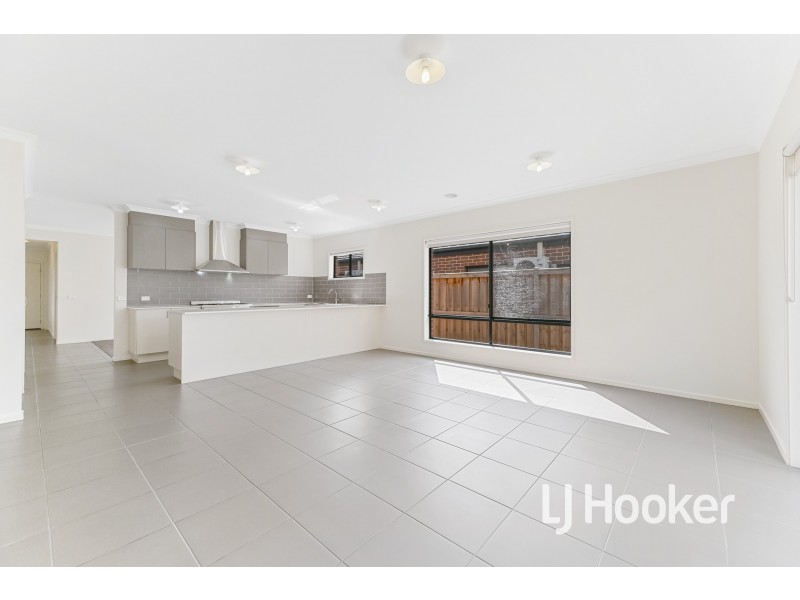 34 Hartland Drive, Cranbourne North VIC 3977
