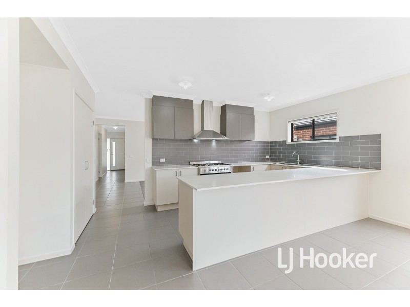34 Hartland Drive, Cranbourne North VIC 3977