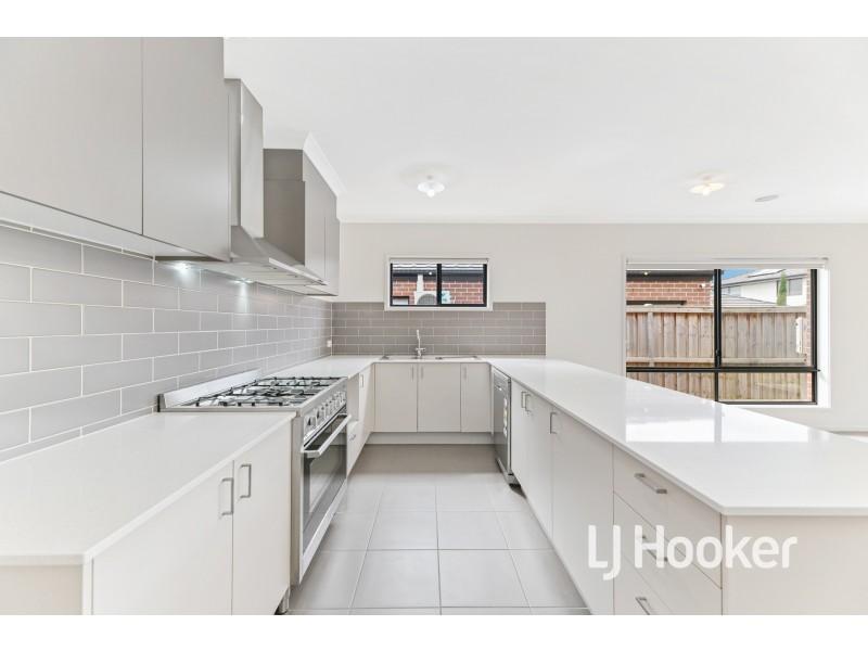 34 Hartland Drive, Cranbourne North VIC 3977