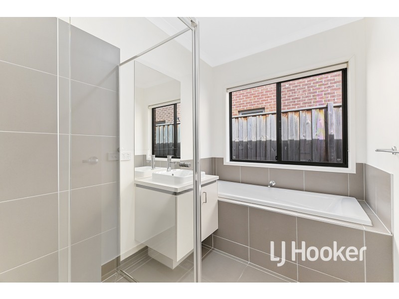34 Hartland Drive, Cranbourne North VIC 3977
