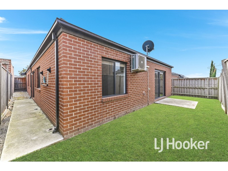 34 Hartland Drive, Cranbourne North VIC 3977