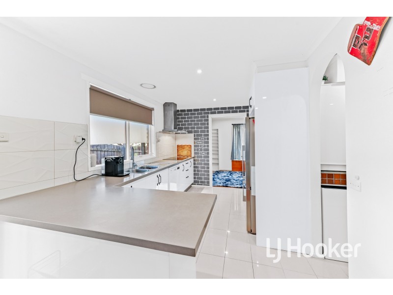 52 Oaktree Drive, Hampton Park VIC 3976