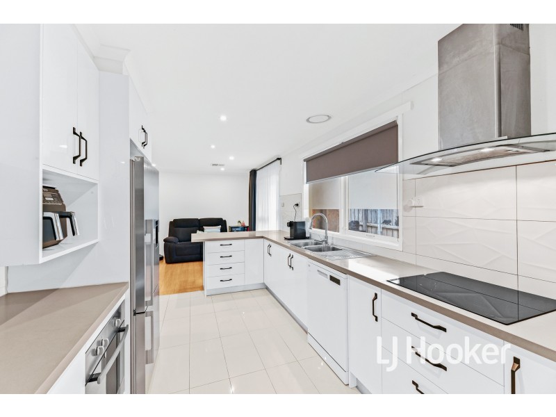 52 Oaktree Drive, Hampton Park VIC 3976