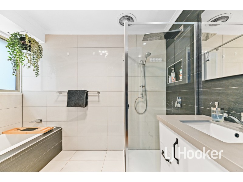 52 Oaktree Drive, Hampton Park VIC 3976