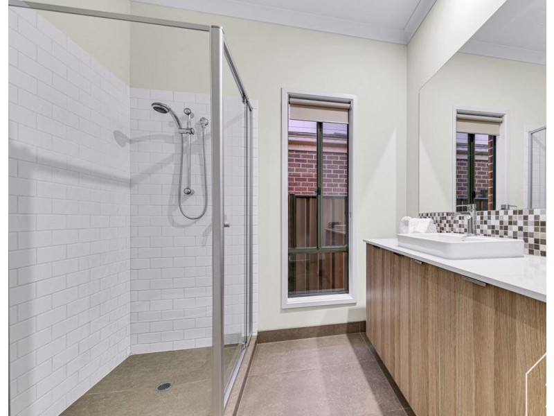 27 Waler Circuit, Clyde North VIC 3978