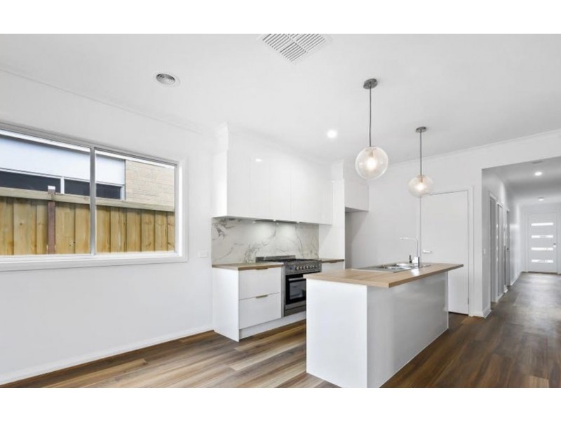 10 Diplomat Crescent, Cranbourne South VIC 3977