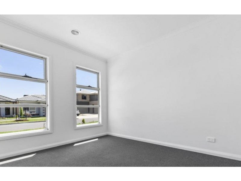 10 Diplomat Crescent, Cranbourne South VIC 3977