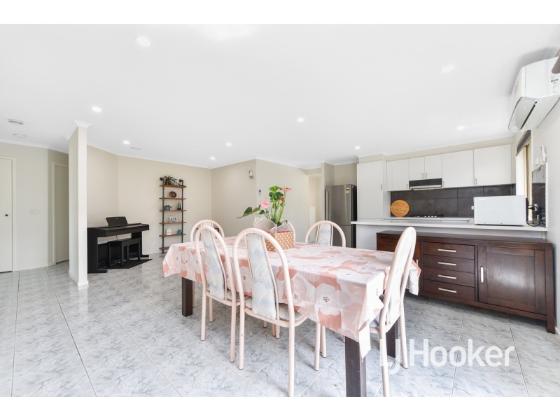 24 Amber Drive, Hampton Park VIC 3976