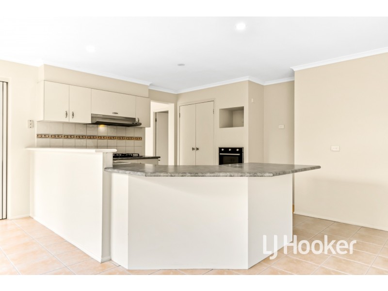 28 Eldershaw Drive, Lynbrook VIC 3975