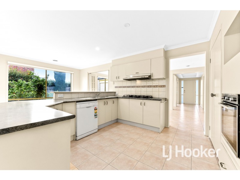 28 Eldershaw Drive, Lynbrook VIC 3975