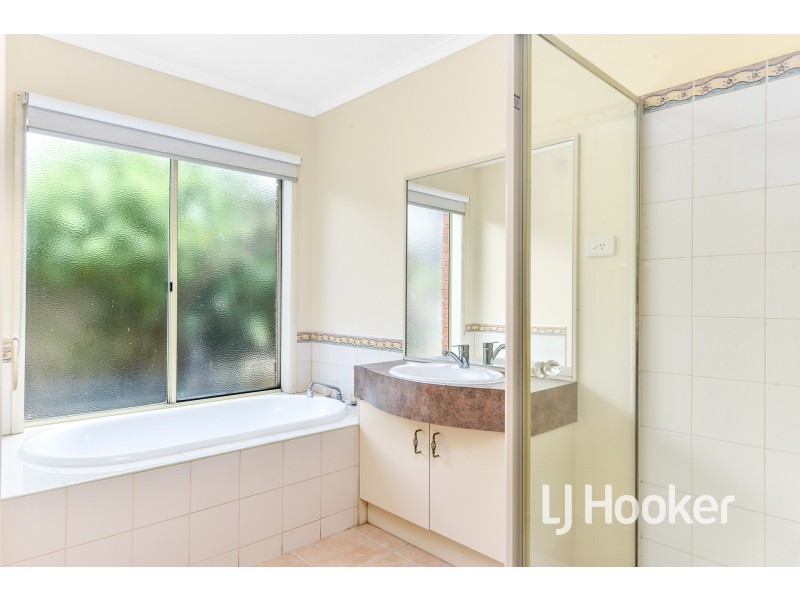 28 Eldershaw Drive, Lynbrook VIC 3975