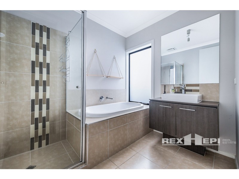 22 Abrus Circuit, Cranbourne North VIC 3977