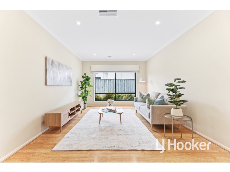 2 Riverbank Close, Clyde North VIC 3978