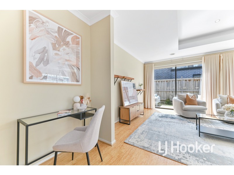 2 Riverbank Close, Clyde North VIC 3978