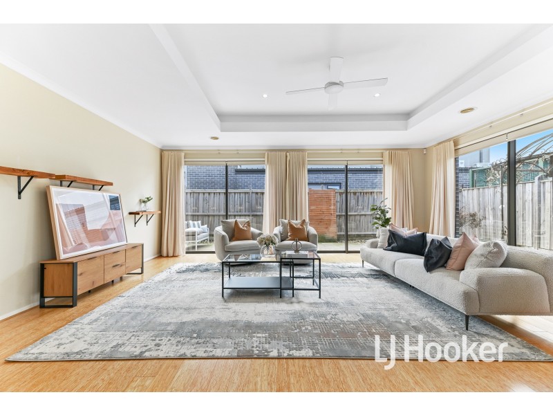 2 Riverbank Close, Clyde North VIC 3978