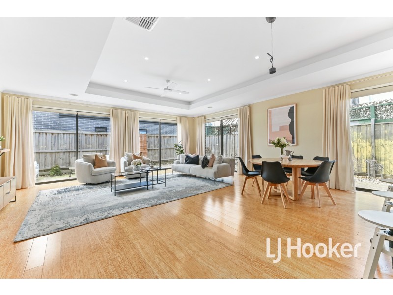 2 Riverbank Close, Clyde North VIC 3978