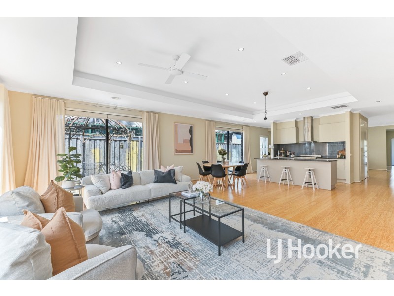 2 Riverbank Close, Clyde North VIC 3978