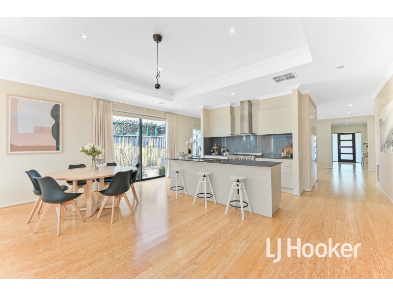 2 Riverbank Close, Clyde North VIC 3978