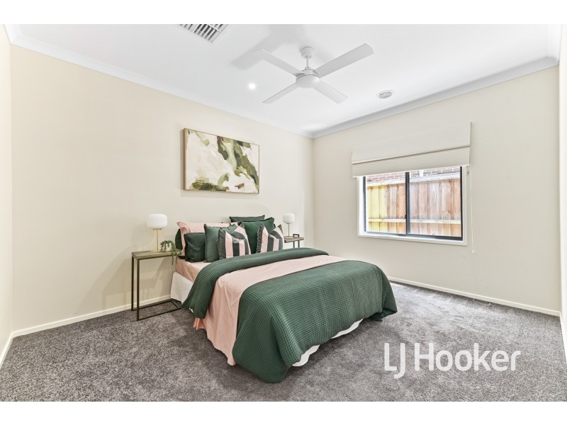 2 Riverbank Close, Clyde North VIC 3978