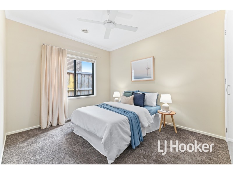 2 Riverbank Close, Clyde North VIC 3978