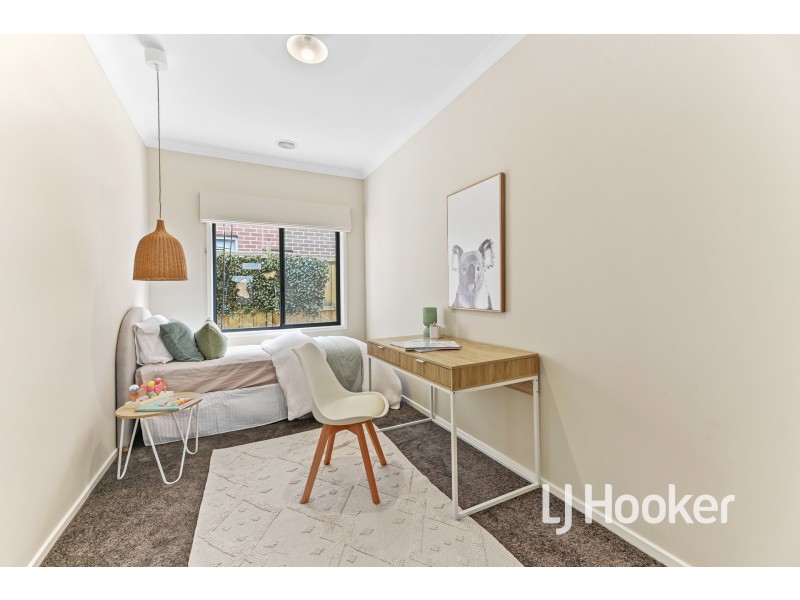 2 Riverbank Close, Clyde North VIC 3978