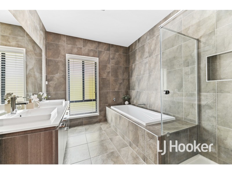 2 Riverbank Close, Clyde North VIC 3978