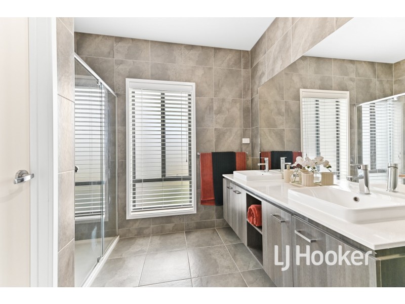 2 Riverbank Close, Clyde North VIC 3978