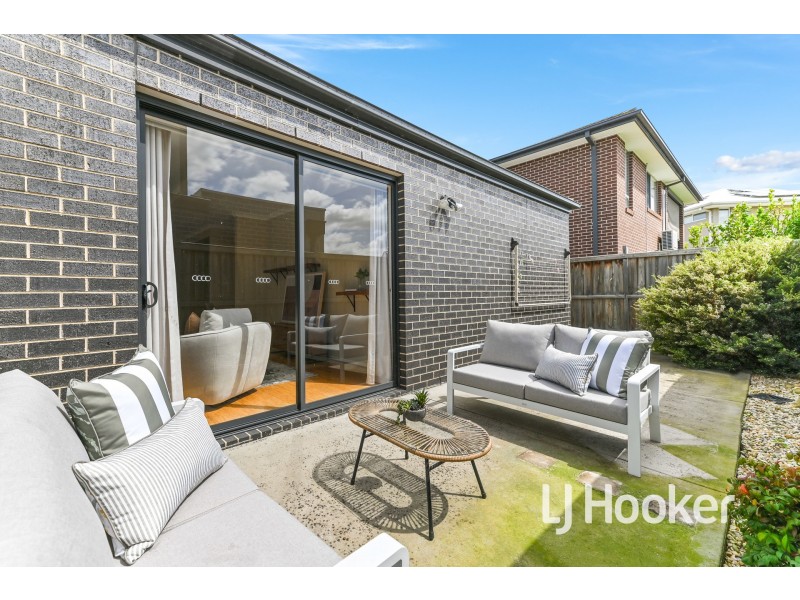 2 Riverbank Close, Clyde North VIC 3978