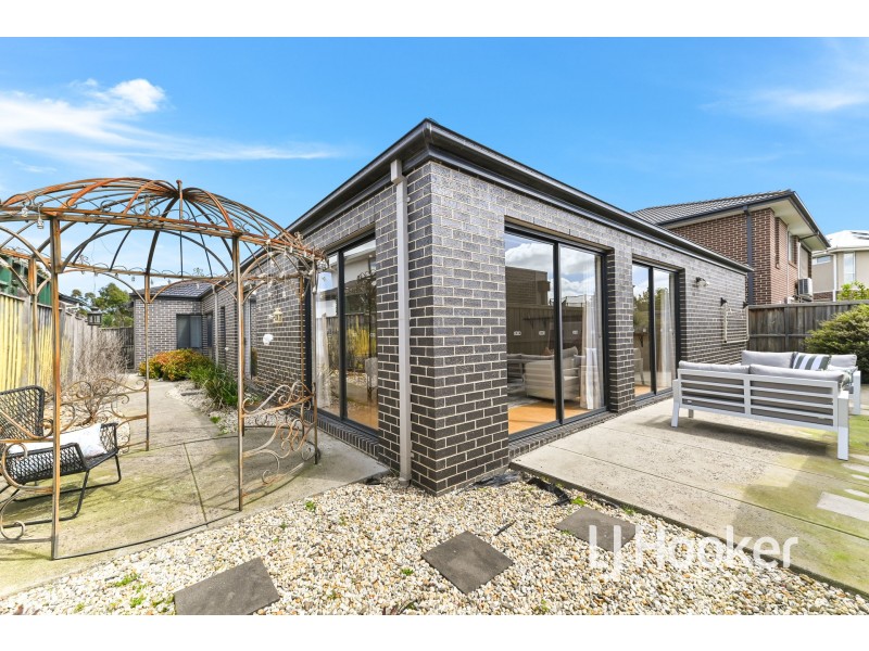 2 Riverbank Close, Clyde North VIC 3978