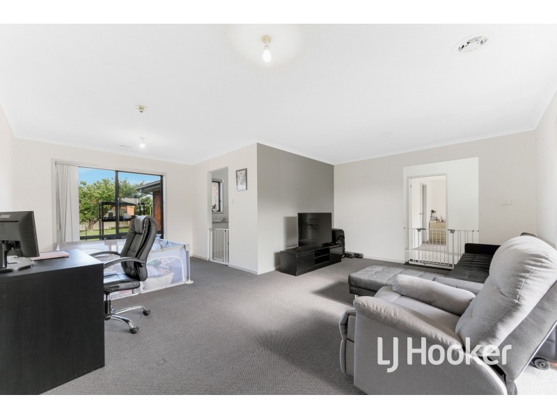 35 Ralph Crescent, Hampton Park VIC 3976