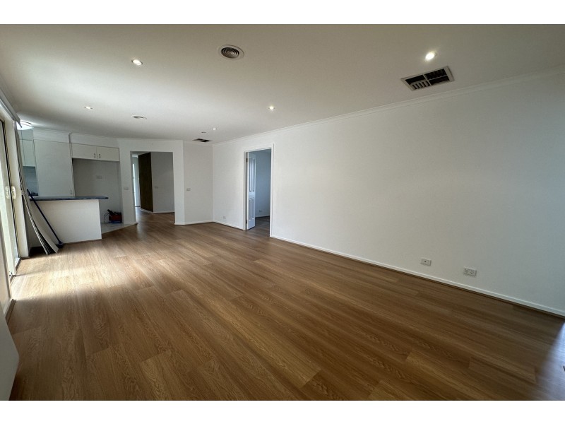 31 Hutchinson Drive, Lynbrook VIC 3975