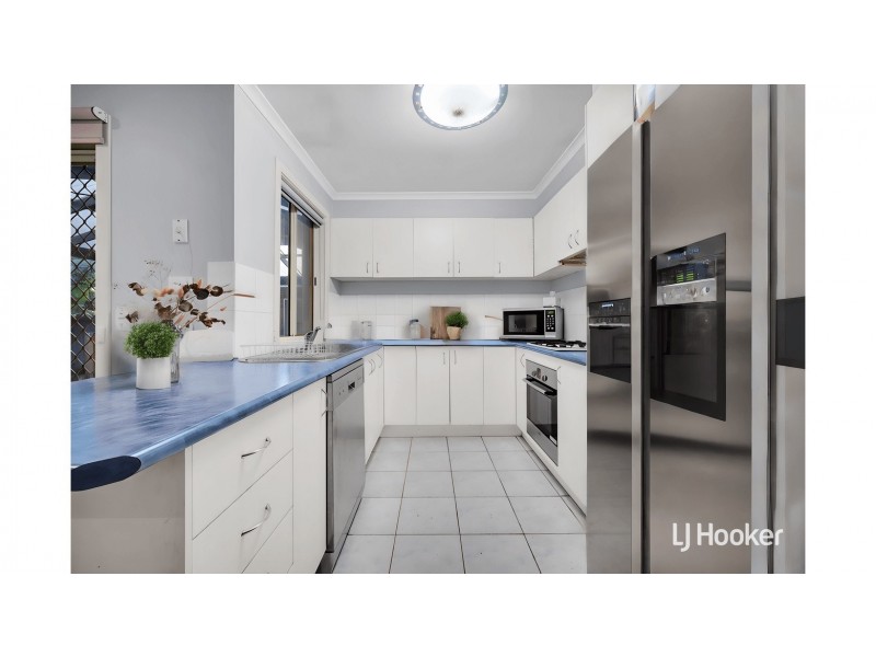 31 Hutchinson Drive, Lynbrook VIC 3975