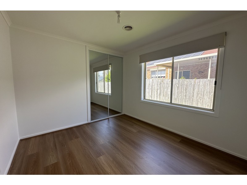 31 Hutchinson Drive, Lynbrook VIC 3975