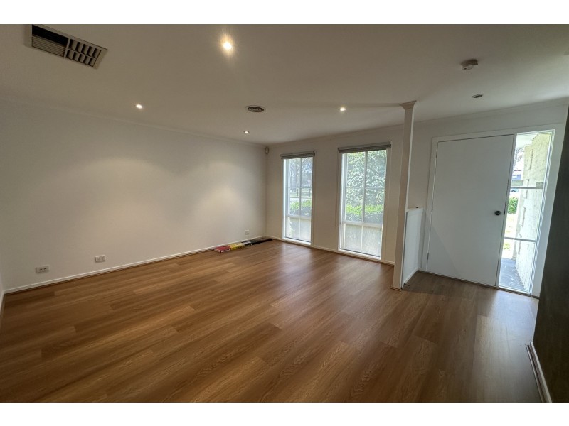 31 Hutchinson Drive, Lynbrook VIC 3975