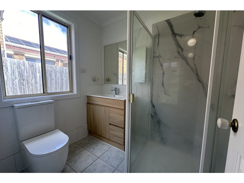 31 Hutchinson Drive, Lynbrook VIC 3975