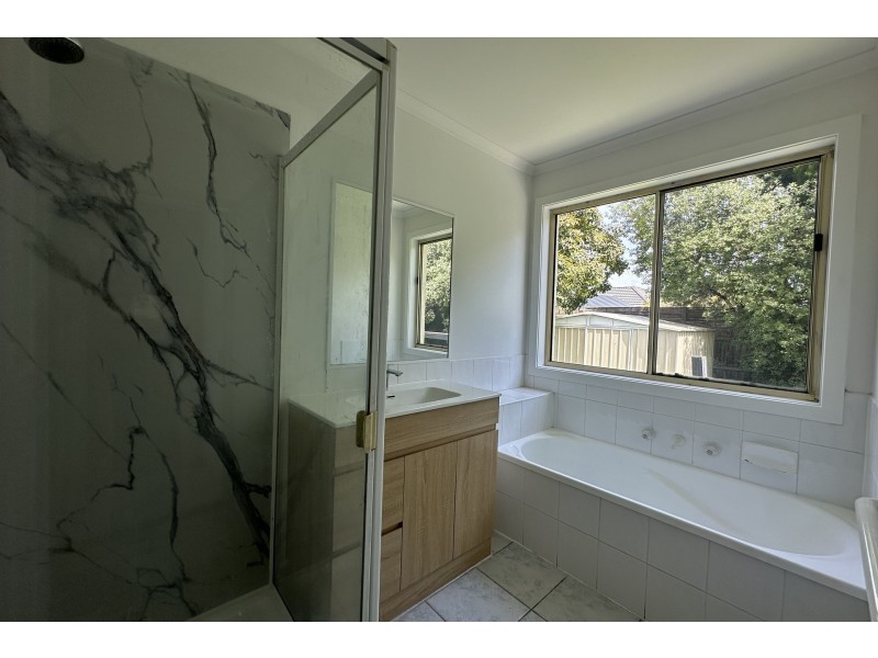 31 Hutchinson Drive, Lynbrook VIC 3975