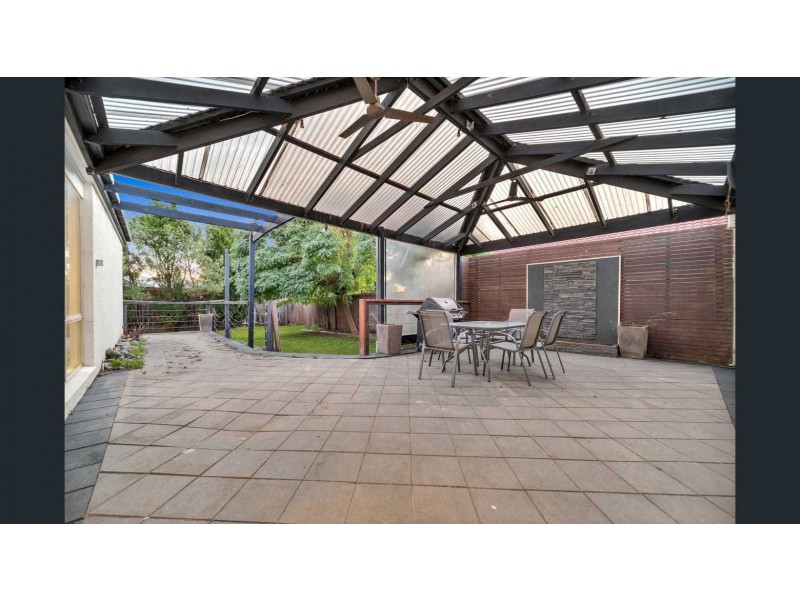 31 Hutchinson Drive, Lynbrook VIC 3975