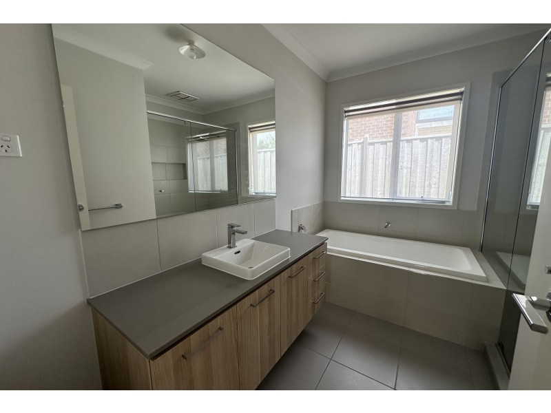 32 Vermillion Drive, Clyde VIC 3978