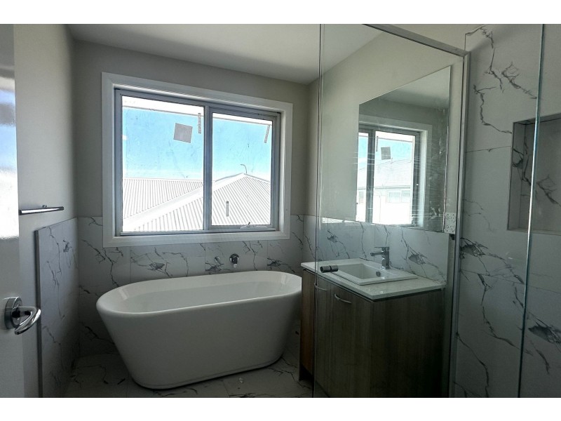6 Catalonia Way, Berwick VIC 3806