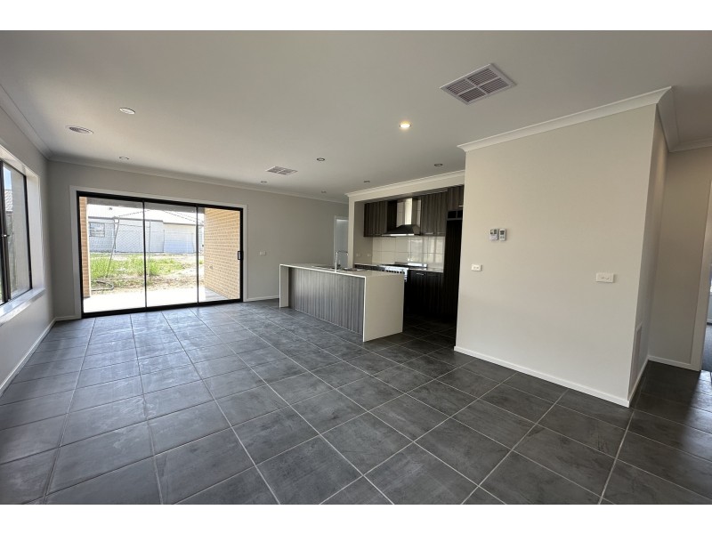 21 Arctic Street, Clyde North VIC 3978