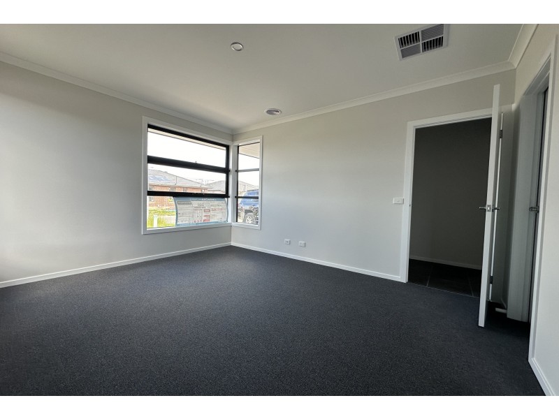 21 Arctic Street, Clyde North VIC 3978