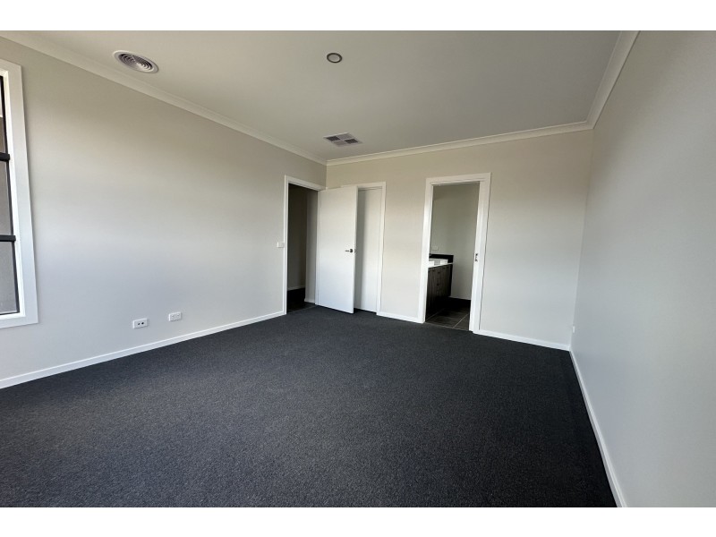 21 Arctic Street, Clyde North VIC 3978