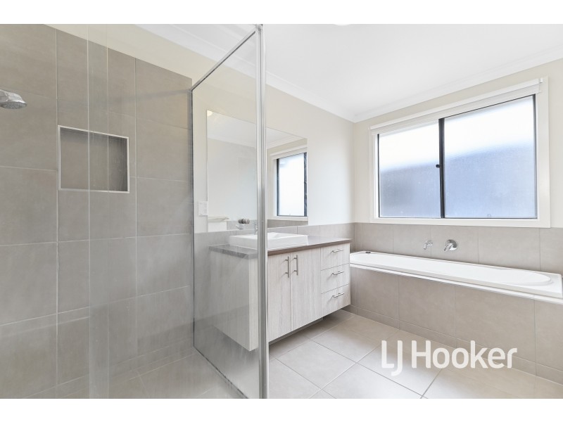 125 Fiorelli Boulevard, Cranbourne East VIC 3977