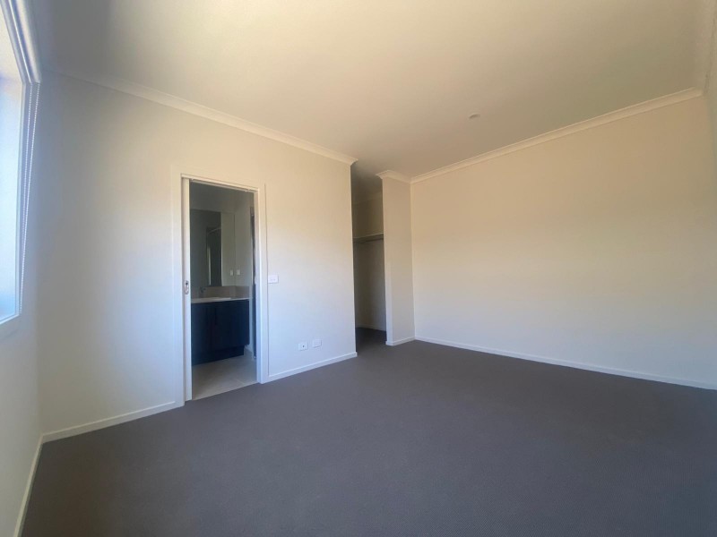 10 Prosperous Way, Cranbourne East VIC 3977