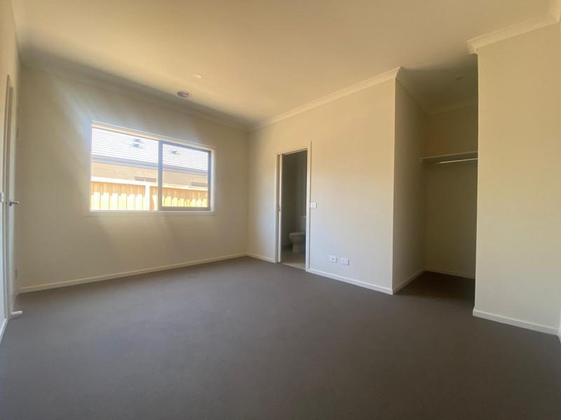 10 Prosperous Way, Cranbourne East VIC 3977