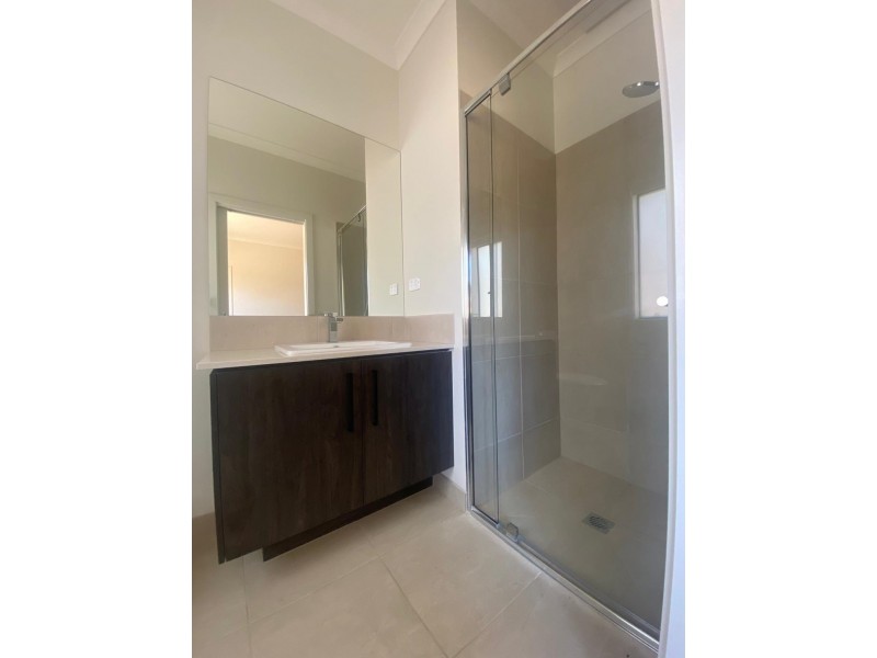 10 Prosperous Way, Cranbourne East VIC 3977