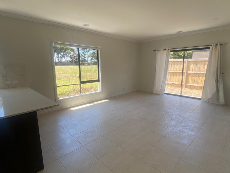 10 Prosperous Way, Cranbourne East VIC 3977