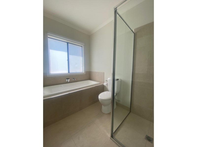 10 Prosperous Way, Cranbourne East VIC 3977