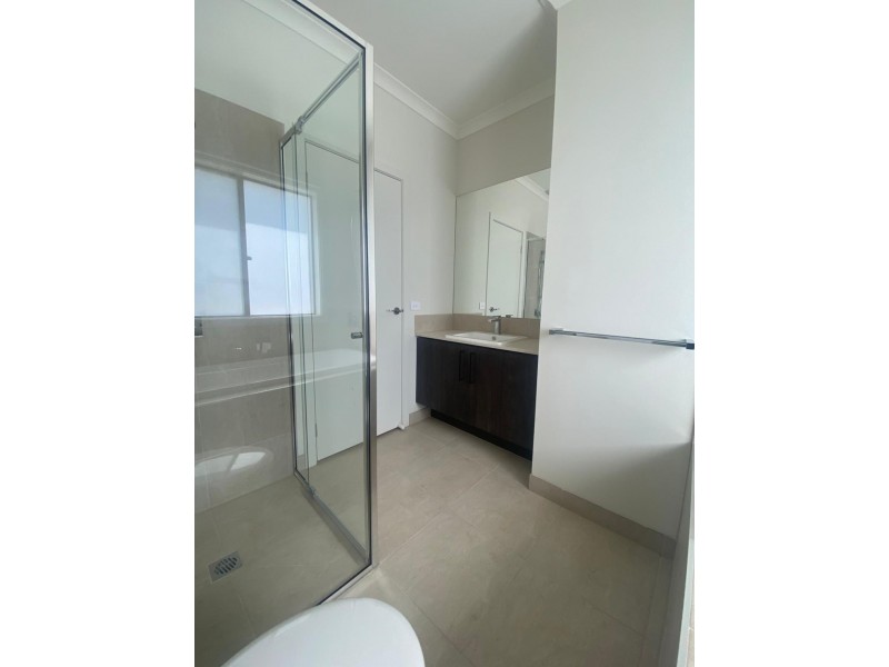 10 Prosperous Way, Cranbourne East VIC 3977